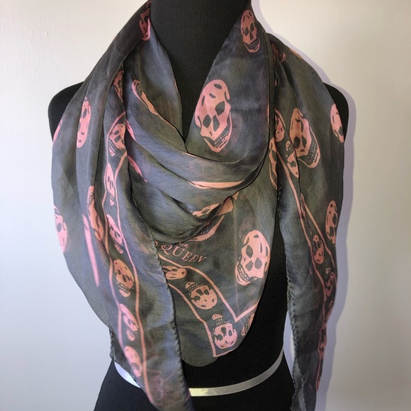 ❌SOLD❌ Alexander McQueen Classic Skull Scarf/Wrap - Picture 7 of 15